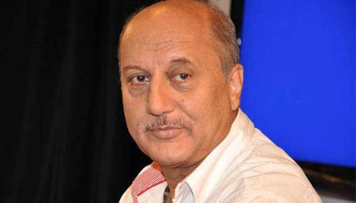 दिल्ली हिंसा पर गुस्साए अनुपम खेर बोले- जिंदगी को इतना सस्ता न बनाओ कि दो कौड़ी का..