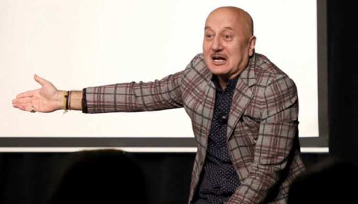 चेतन भगत ने किया 'हिन्दू-मुस्लिम' ट्वीट तो अनुपम खेर ने यूं लगाई फटकार