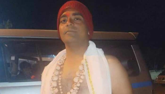 अंधविश्वास के जाल में फंसा कर एक ही परिवार की 5 बहनों का किया यौन शोषण, गिरफ्तार हुए भोंदू बाबा अंधविश्वास के जाल में फंसा कर एक ही परिवार की 5 बहनों का किया यौन शोषण, गिरफ्तार हुए भोंदू बाबा