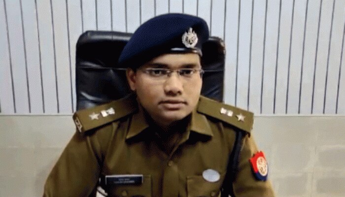 नोएडा: स्विफ्ट कार और इको गाड़ी में ले जा रहे थे अवैध हथियार, पुलिस ने किया गिरफ्तार नोएडा: स्विफ्ट कार और इको गाड़ी में ले जा रहे थे अवैध हथियार, पुलिस ने किया गिरफ्तार