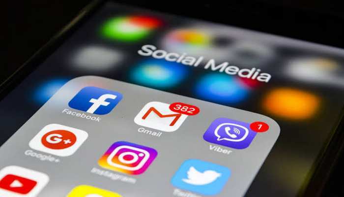 PAK: सोशल मीडिया पर सरकार ने लिया ये बड़ा फैसला, देश की अर्थव्यवस्था पर पड़ेगा नकारात्मक असर PAK: सोशल मीडिया पर सरकार ने लिया ये बड़ा फैसला, देश की अर्थव्यवस्था पर पड़ेगा नकारात्मक असर