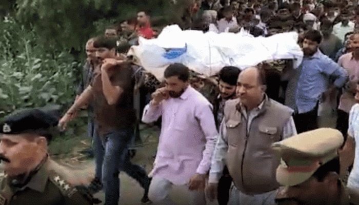अंकित शर्मा की अंतिम यात्रा: राम नाम सत्य की जगह लोगों ने की CAA-NRC के सपोर्ट में नारेबाजी अंकित शर्मा की अंतिम यात्रा: राम नाम सत्य की जगह लोगों ने की CAA-NRC के सपोर्ट में नारेबाजी