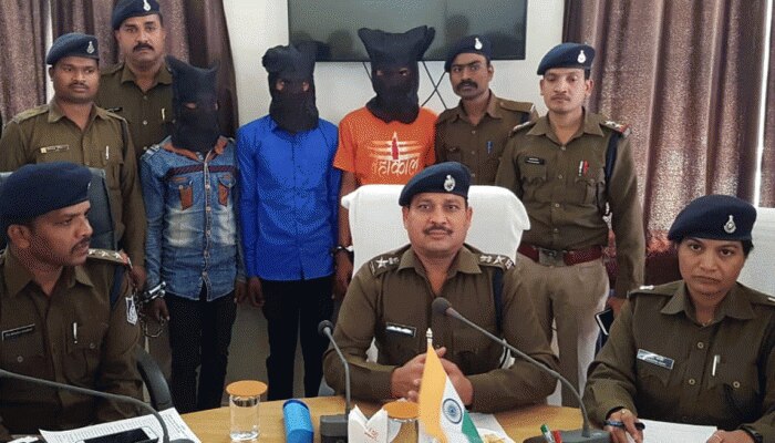 बैतूल गैंगरेप मामले के आरोपी कोर्ट में पेश, घटनास्थल को लेकर अब भी पुलिस के हाथ खाली बैतूल गैंगरेप मामले के आरोपी कोर्ट में पेश, घटनास्थल को लेकर अब भी पुलिस के हाथ खाली