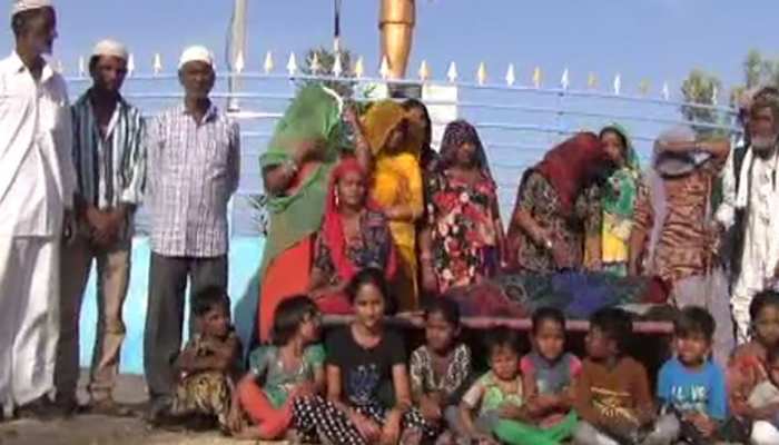 बाड़मेर: पंचों ने सुनाया तुगलकी फरमान, गांव से 3 अल्पसंख्यक परिवारों को निकाला बाड़मेर: पंचों ने सुनाया तुगलकी फरमान, गांव से 3 अल्पसंख्यक परिवारों को निकाला