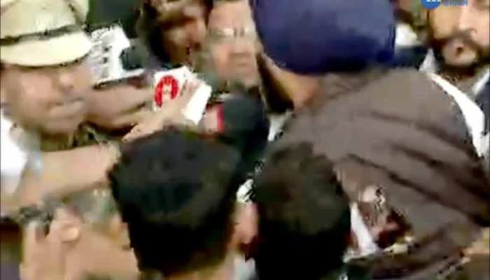 Police misbehaved with Akali dal Leaders and Farmer protesting outside Manpreet Badal House