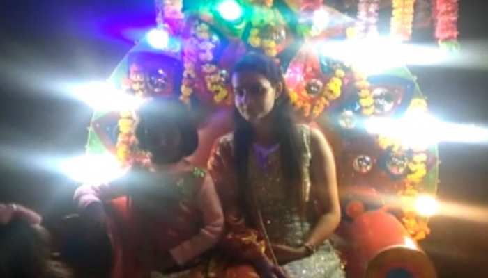 UP: घोड़ा-बग्गी पर सवार होकर दुल्हन पहुंची साजन द्वार UP: घोड़ा-बग्गी पर सवार होकर दुल्हन पहुंची साजन द्वार