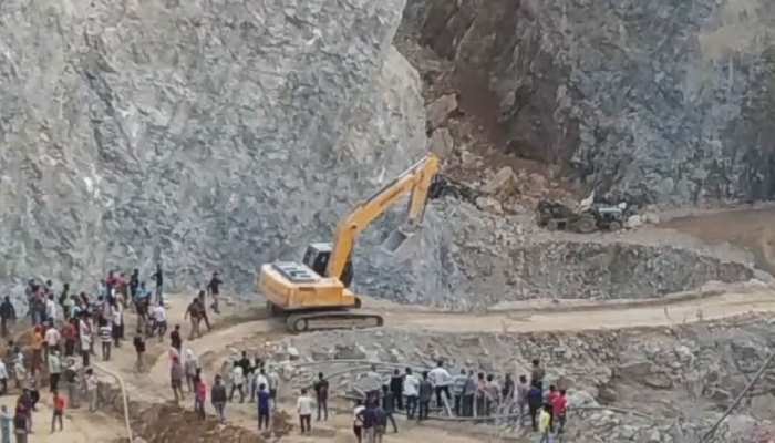 सोनभद्र में पत्थर की खदान धंसने से हादसा, 2 मजदूरों का किया गया रेस्क्यू, 4 की तलाश जारी सोनभद्र में पत्थर की खदान धंसने से हादसा, 2 मजदूरों का किया गया रेस्क्यू, 4 की तलाश जारी