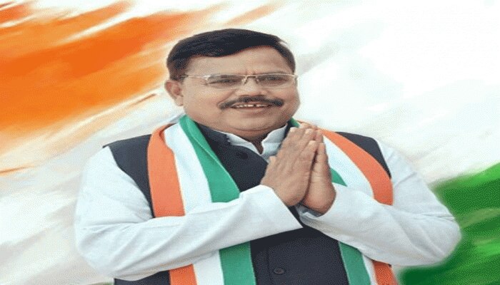 MP: आखिर अफसरों से भरी सभा में मंत्री जी ने क्यों पकड़ लिए इंजीनियर साहब के पैर MP: आखिर अफसरों से भरी सभा में मंत्री जी ने क्यों पकड़ लिए इंजीनियर साहब के पैर