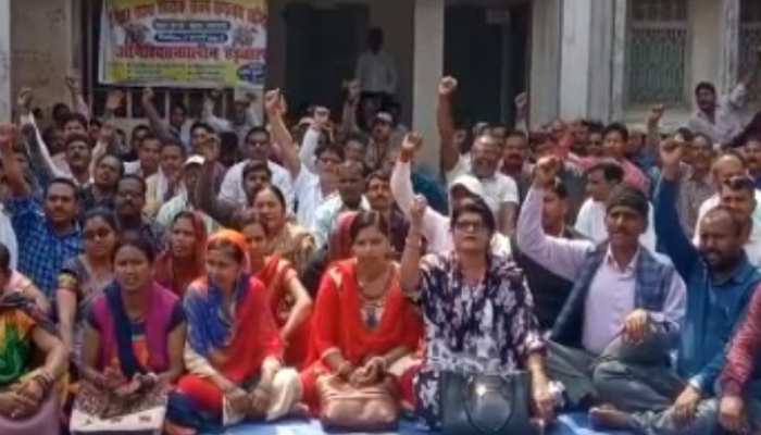 MLA के आवास पर हड़ताली शिक्षकों का धरना, कहा- हमारी बातों को अनसुना कर रही सरकार MLA के आवास पर हड़ताली शिक्षकों का धरना, कहा- हमारी बातों को अनसुना कर रही सरकार
