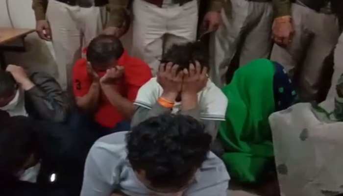 मध्य प्रदेश में बड़े सेक्स रैकेट का भंडाफोड़, पुलिस ने 4 लड़कियों समेत 9 को किया गिरफ्तार मध्य प्रदेश में बड़े सेक्स रैकेट का भंडाफोड़, पुलिस ने 4 लड़कियों समेत 9 को किया गिरफ्तार