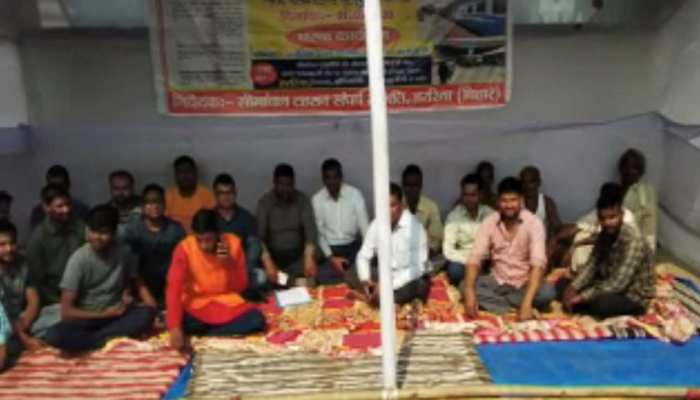 बिहार: ट्रेन के ठहराव को लेकर लोगों ने अररिया रेलवे स्टेशन पर दिया धरना, कहा... बिहार: ट्रेन के ठहराव को लेकर लोगों ने अररिया रेलवे स्टेशन पर दिया धरना, कहा...