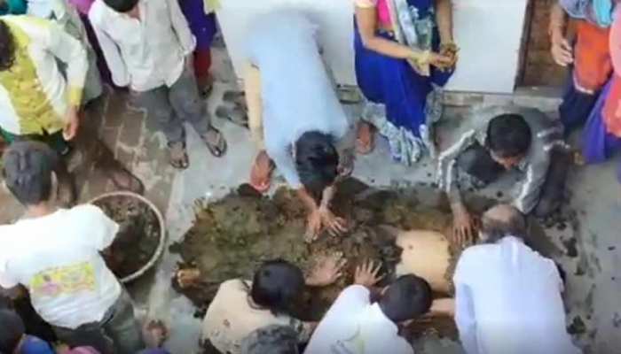 अंधविश्वास की हद! करंट लगने के बाद जान बचाने के लिए गोबर में दबाया, हुई मौत
