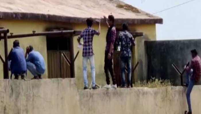 Exam शुरू होते ही आने लगीं नकल की ऐसी-ऐसी तस्वीरें, देखें महाराष्ट्र में क्या हाल