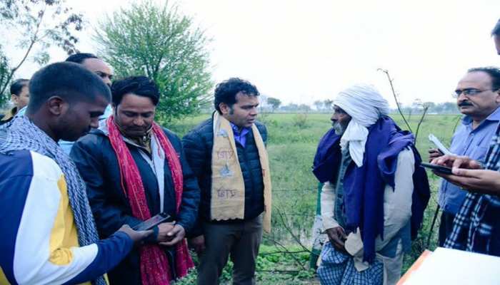 मथुरा: किसानों को ओलावृष्टि से हुए नुकसान का मंत्री श्रीकांत शर्मा ने लिया जायजा, सर्वे के बाद 3 दिन में मांगी रिपोर्ट मथुरा: किसानों को ओलावृष्टि से हुए नुकसान का मंत्री श्रीकांत शर्मा ने लिया जायजा, सर्वे के बाद 3 दिन में मांगी रिपोर्ट