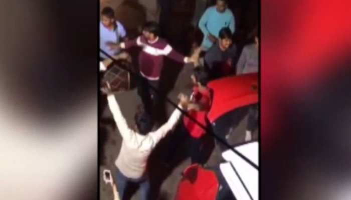 शहीनबाग में हवाई फायर करने वाले कपिल गुर्जर का ढोल नगाड़ों से स्वागत, रिहाई के बाद पहुंचा था घर शहीनबाग में हवाई फायर करने वाले कपिल गुर्जर का ढोल नगाड़ों से स्वागत, रिहाई के बाद पहुंचा था घर