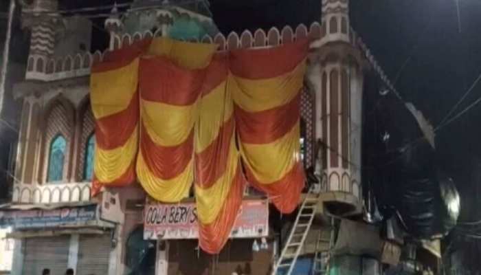 होली पर उत्तर प्रदेश प्रशासन अलर्ट, अलीगढ़ के इस संवेदनशील इलाके में ढकी गई मस्जिद होली पर उत्तर प्रदेश प्रशासन अलर्ट, अलीगढ़ के इस संवेदनशील इलाके में ढकी गई मस्जिद