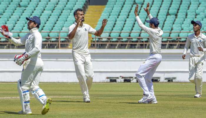 Ranji Trophy Final: पहले दिन बंगाल के गेंदबाजों की वापसी, सौराष्ट्र की आधी टीम आउट