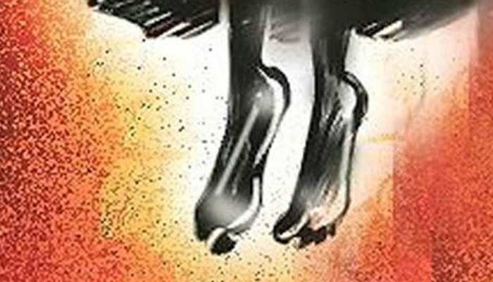 ब्वॉयफ्रेंड ने दोस्तों के साथ शेयर किया प्रेमिका का अश्लील वीडियो, 16 साल की युवती ने उठा लिया खतरनाक कदम ब्वॉयफ्रेंड ने दोस्तों के साथ शेयर किया प्रेमिका का अश्लील वीडियो, 16 साल की युवती ने उठा लिया खतरनाक कदम