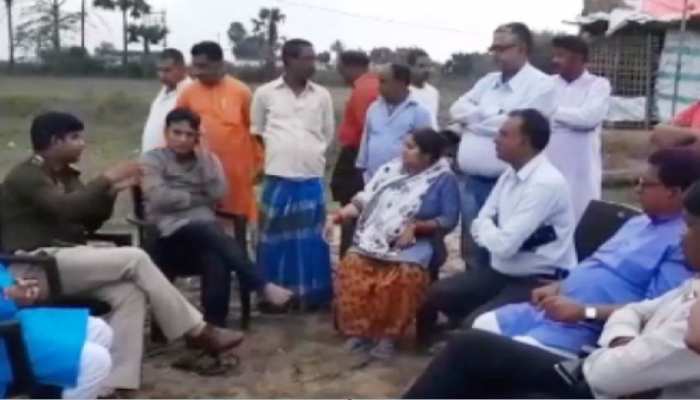 होली के रंग में गोबर-मिट्टी को लेकर उपजा विवाद, 2 गांवों के बीच जमकर हुई रोड़ेबाजी होली के रंग में गोबर-मिट्टी को लेकर उपजा विवाद, 2 गांवों के बीच जमकर हुई रोड़ेबाजी