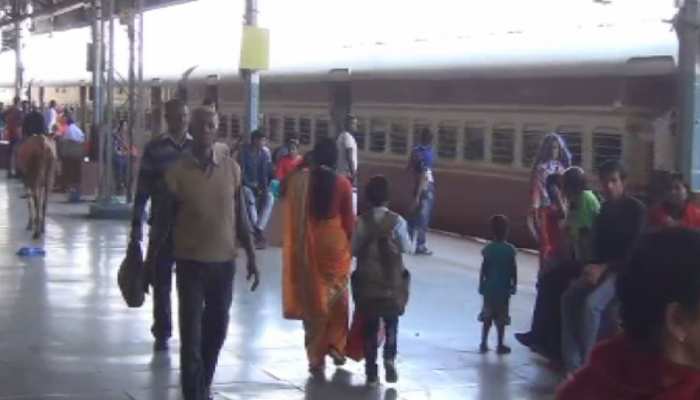 भारतीय रेलवे का कोरोना बचाव को लेकर बड़ा फैसला, अब एसी कोच में नहीं मिलेगा कंबल भारतीय रेलवे का कोरोना बचाव को लेकर बड़ा फैसला, अब एसी कोच में नहीं मिलेगा कंबल