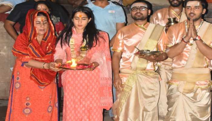 बनारस की गलियों में दिखीं सारा अली खान, मां अमृता के साथ की गंगा आरती बनारस की गलियों में दिखीं सारा अली खान, मां अमृता के साथ की गंगा आरती