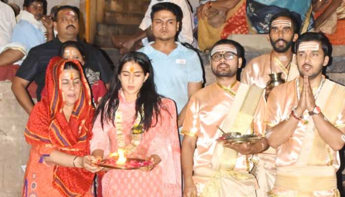 बनारस की गलियों में नज़र आईं सारा अली खान, मां अमृता सिंह के साथ की गंगा आरती बनारस की गलियों में नज़र आईं सारा अली खान, मां अमृता सिंह के साथ की गंगा आरती