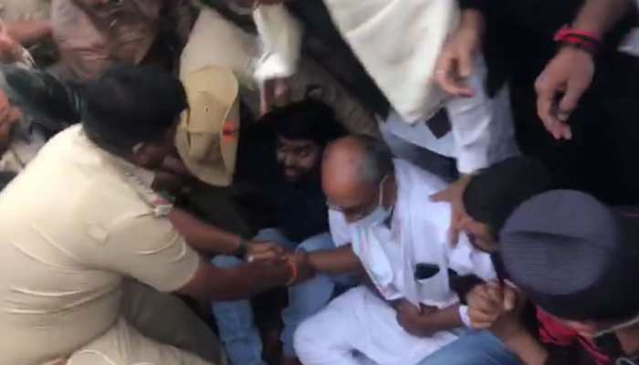 बेंगलुरू: दिग्विजय सिंह बागी विधायकों से मिलने पहुंचे, पुलिस ने किया अरेस्ट बेंगलुरू: दिग्विजय सिंह बागी विधायकों से मिलने पहुंचे, पुलिस ने किया अरेस्ट