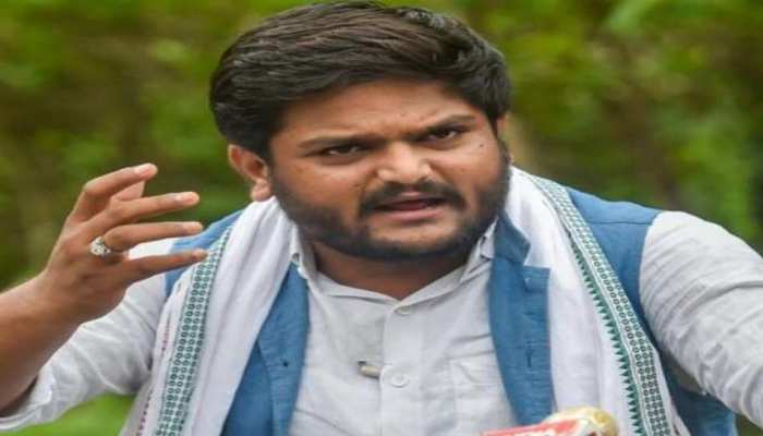 पार्टी बदलने वाले अराकीने असेंबली पर भड़के हार्दिक पटेल कहा,चप्पलों से होनी चाहिए पिटाई पार्टी बदलने वाले अराकीने असेंबली पर भड़के हार्दिक पटेल कहा,चप्पलों से होनी चाहिए पिटाई