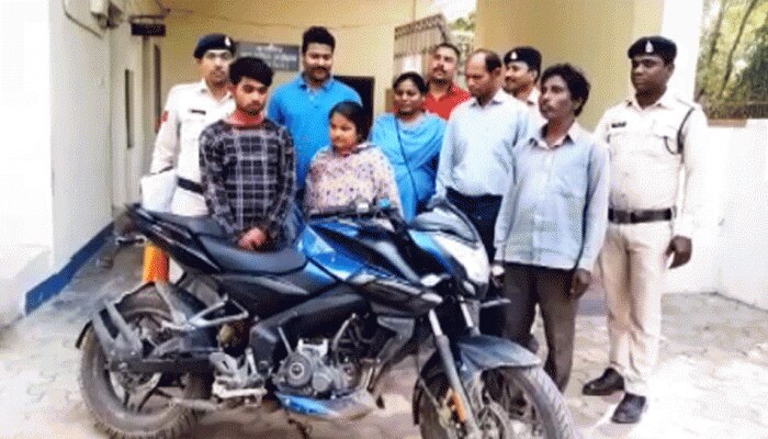 छत्तीसगढ़: चोरी की वारदात को अंजाम देने वाले शातिर मां-बेटे गिरफ्तार, लाखों का सामान बरामद छत्तीसगढ़: चोरी की वारदात को अंजाम देने वाले शातिर मां-बेटे गिरफ्तार, लाखों का सामान बरामद