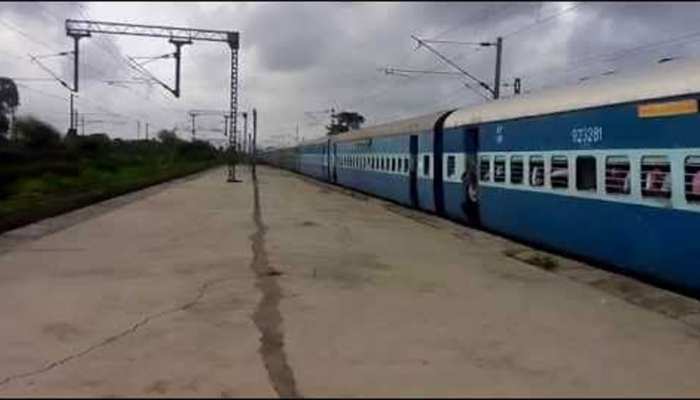 ट्रेन में शख्स को आई खांसी तो खौफजदा हुए यात्री, रेलवे को फोन कर बता दिया Corona मरीज ट्रेन में शख्स को आई खांसी तो खौफजदा हुए यात्री, रेलवे को फोन कर बता दिया Corona मरीज