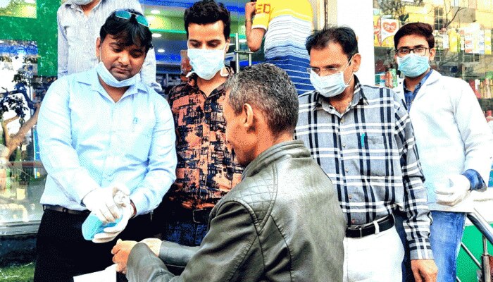 दिल्ली: कोरोना के खिलाफ लोगों को जागरूक कर रहे हैं किशन कुमार, फ्री में बांट रहे हैं मास्क और सेनिटाइजर दिल्ली: कोरोना के खिलाफ लोगों को जागरूक कर रहे हैं किशन कुमार, फ्री में बांट रहे हैं मास्क और सेनिटाइजर