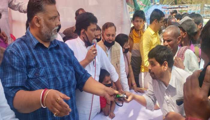 बिहार: पप्पू यादव ने कार्यकर्ताओं के साथ बांटा साबुन-मास्क, बोले- हम जनता का साथ