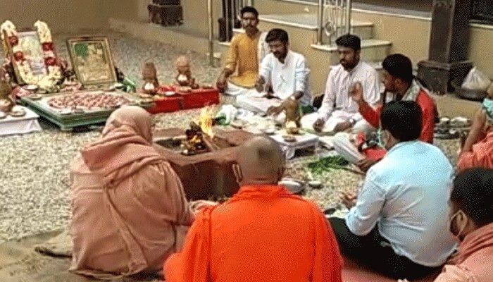 गुजरात: कोरोना वायरस को फैलने से रोकने के लिए 30 दिनों तक हवन करेंगे संत गुजरात: कोरोना वायरस को फैलने से रोकने के लिए 30 दिनों तक हवन करेंगे संत