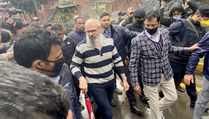 रिहाई के बाद बोले उमर अब्दुल्ला, हम ज़िंदगी और मौत की लड़ाई लड़ रहे हैं रिहाई के बाद बोले उमर अब्दुल्ला, हम ज़िंदगी और मौत की लड़ाई लड़ रहे हैं