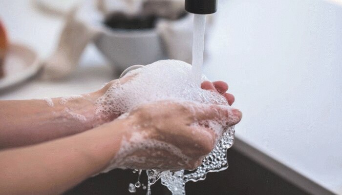 Coronavirus को नष्ट करने में गर्म पानी और साबुन है सबसे कारगर, वैज्ञानिक भी हैरान