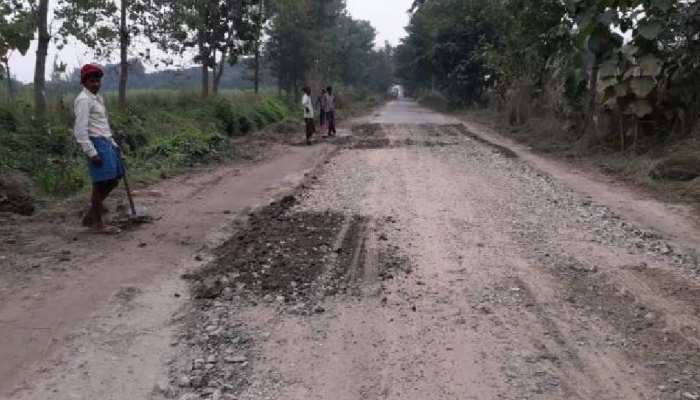 लॉकडाउन के बावजूद नियमों की हो रही अनदेखी, मुंगेर में सड़क निर्माण में लगे हैं मजदूर लॉकडाउन के बावजूद नियमों की हो रही अनदेखी, मुंगेर में सड़क निर्माण में लगे हैं मजदूर