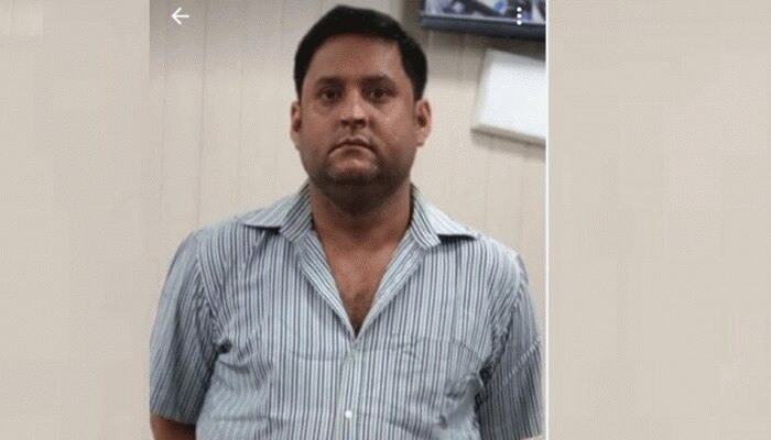 दिल्ली: महिला पर थूकने के बाद उसे 'कोरोना' बोलने वाले शख्स को पुलिस ने किया गिरफ्तार दिल्ली: महिला पर थूकने के बाद उसे 'कोरोना' बोलने वाले शख्स को पुलिस ने किया गिरफ्तार
