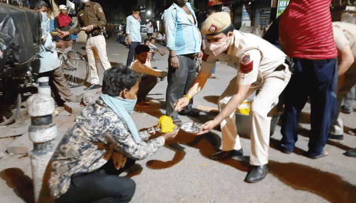 दिल्ली पुलिस का सराहनीय कदम, लॉकडाउन के दौरान जरूरतमंद लोगों को बांट रही राशन दिल्ली पुलिस का सराहनीय कदम, लॉकडाउन के दौरान जरूरतमंद लोगों को बांट रही राशन