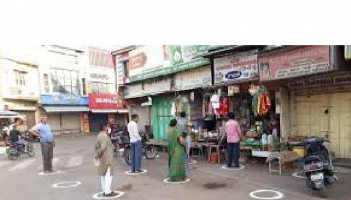 MP:कहीं हो रहा है लॉकडाउन और सोशल डिस्टेंस का पालन, कहीं उड़ रहीं धज्जियां MP:कहीं हो रहा है लॉकडाउन और सोशल डिस्टेंस का पालन, कहीं उड़ रहीं धज्जियां