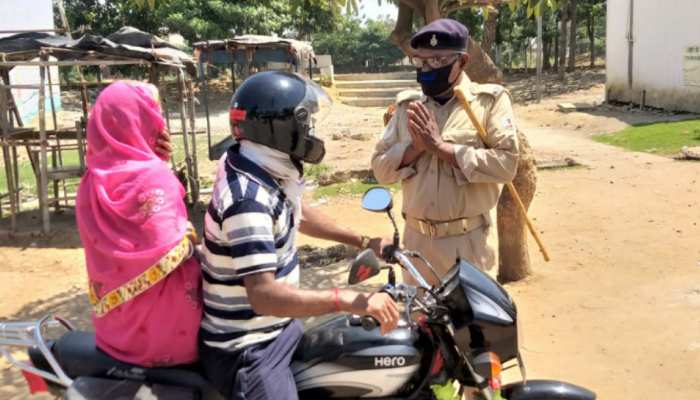 झारखंड: गोड्डा में हाथ जोड़ जवान ने की लॉकडाउन मानने की विनती, सीएम करेंगे पुरस्कृत झारखंड: गोड्डा में हाथ जोड़ जवान ने की लॉकडाउन मानने की विनती, सीएम करेंगे पुरस्कृत