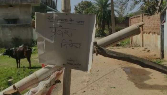 झारखंड: चतरा के इस गांव में बाहरी के प्रवेश पर लगाई रोक, शिफ्ट में दिया जा रहा पहरा झारखंड: चतरा के इस गांव में बाहरी के प्रवेश पर लगाई रोक, शिफ्ट में दिया जा रहा पहरा