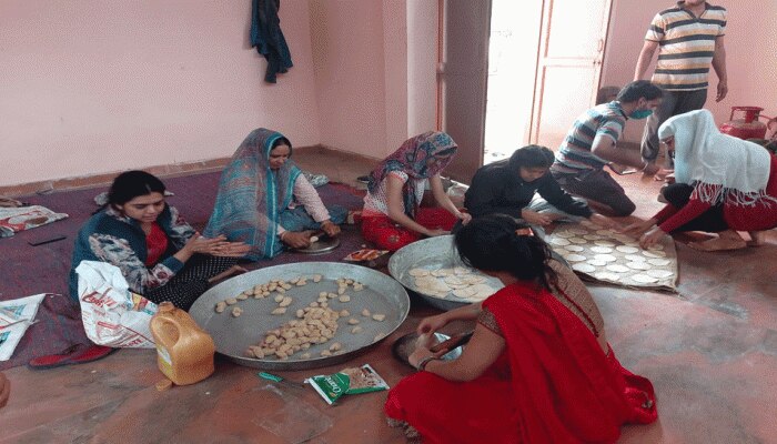 कोरोना में मदद के लिए आगे आए भामाशाह, चौमूं की सुमन रोज बना रहीं 200 लोगों का खाना कोरोना में मदद के लिए आगे आए भामाशाह, चौमूं की सुमन रोज बना रहीं 200 लोगों का खाना