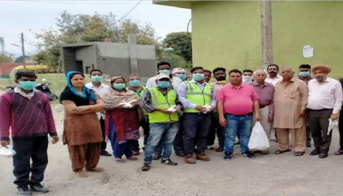 झारखंड: कोरोना से बचाव के लिए सहयोग कर रहे लोग, जरुरतमंदों को बांट रहे सेनिटाइजर झारखंड: कोरोना से बचाव के लिए सहयोग कर रहे लोग, जरुरतमंदों को बांट रहे सेनिटाइजर