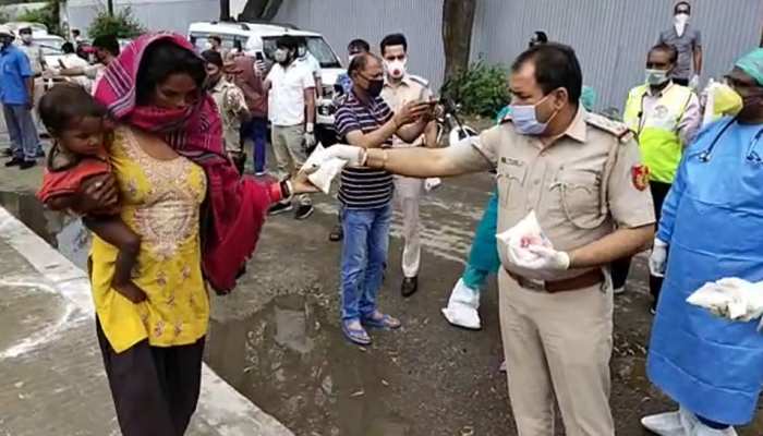 COVID-19: लॉकडाउन में दूध और दवाइयां बांट रही है दिल्ली पुलिस, इलाज के लिए डॉक्टर भी मौजूद COVID-19: लॉकडाउन में दूध और दवाइयां बांट रही है दिल्ली पुलिस, इलाज के लिए डॉक्टर भी मौजूद