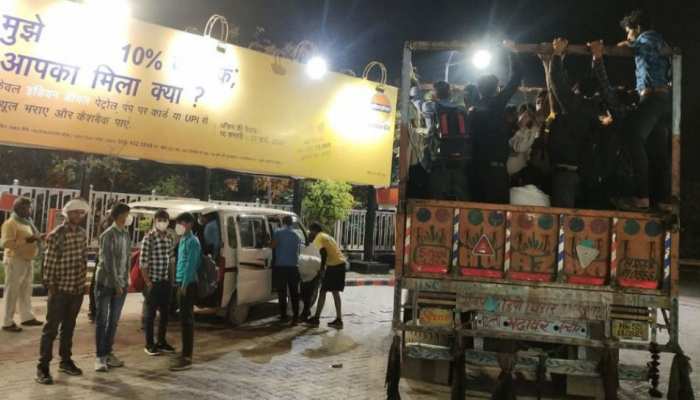 बिहार: सैकड़ों किमी यात्रा कर पैदल घर लौटने को मजबूर मजदूर, युवाओं ने की मदद बिहार: सैकड़ों किमी यात्रा कर पैदल घर लौटने को मजबूर मजदूर, युवाओं ने की मदद