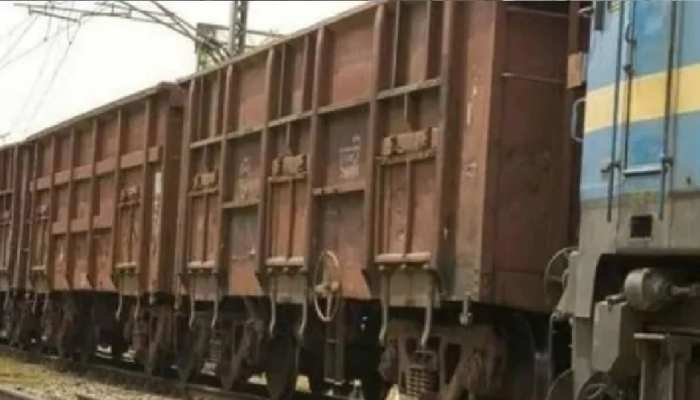 कोटा: 150 की जगह निकल रही 60 मालगाड़ियां, करोड़ों रुपये रोजाना का नुकसान कोटा: 150 की जगह निकल रही 60 मालगाड़ियां, करोड़ों रुपये रोजाना का नुकसान