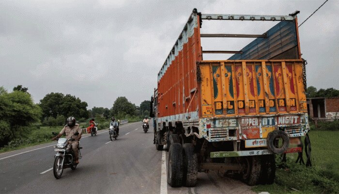 ट्रक-पिकअप में गुजरात से चूरू आए मजदूर, संसाधनों की कमी के चलते नहीं हुई स्क्रीनिंग ट्रक-पिकअप में गुजरात से चूरू आए मजदूर, संसाधनों की कमी के चलते नहीं हुई स्क्रीनिंग