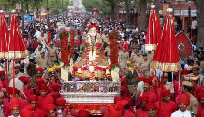 जयपुर: कोरोना वायरस ने लगाई गणगौर की सवारी पर ब्रेक, पहली बार टूटी परम्परा जयपुर: कोरोना वायरस ने लगाई गणगौर की सवारी पर ब्रेक, पहली बार टूटी परम्परा