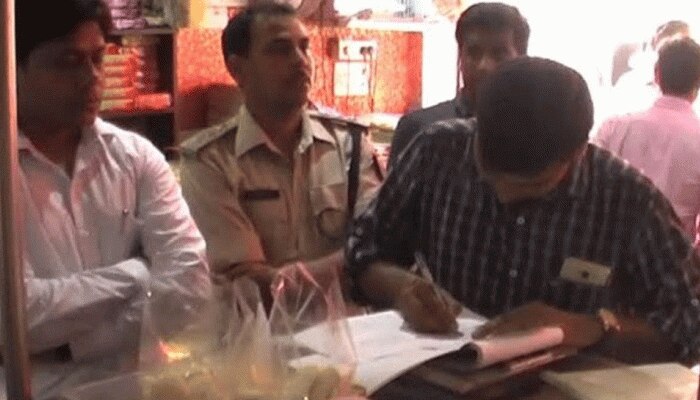 ओवरचार्जिंग पर दिल्ली सरकार की कार्रवाई, विभाग ने छापेमारी कर लगाया 1 लाख का जुर्माना ओवरचार्जिंग पर दिल्ली सरकार की कार्रवाई, विभाग ने छापेमारी कर लगाया 1 लाख का जुर्माना