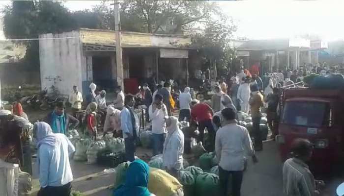 यहां भी नहीं मान रहे लोग, बुला रहे हैं मौत के वायरस को दावत पर यहां भी नहीं मान रहे लोग, बुला रहे हैं मौत के वायरस को दावत पर